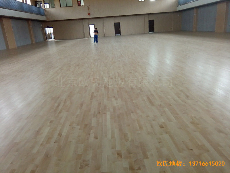 上海寶山區(qū)美蘭湖中學(xué)運(yùn)動館體育木地板施工案例0