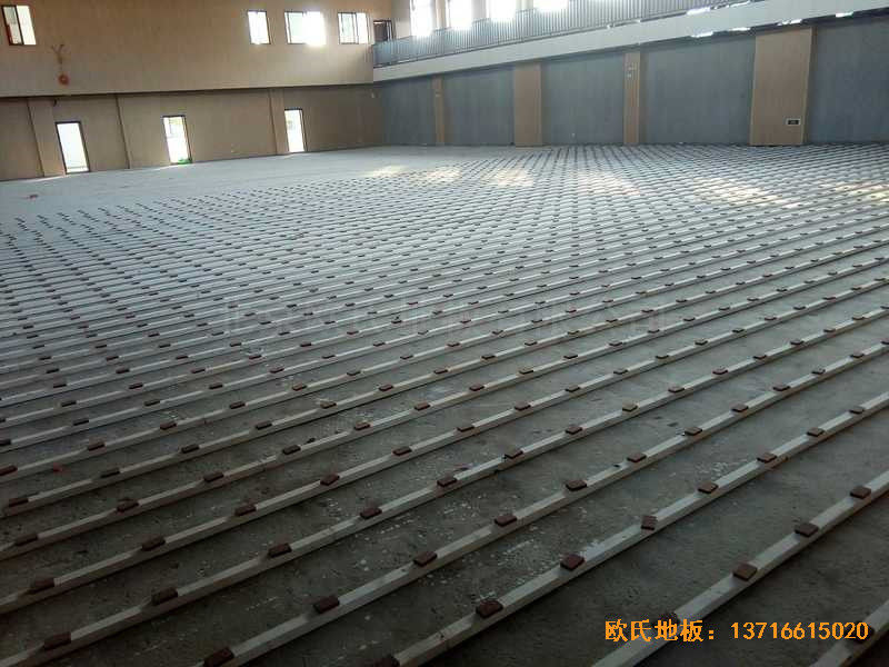 上海寶山區(qū)美蘭湖中學(xué)運(yùn)動館體育木地板施工案例1
