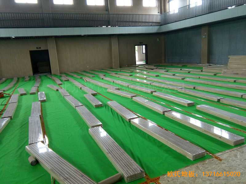 上海寶山區(qū)美蘭湖中學(xué)運(yùn)動館體育木地板施工案例2