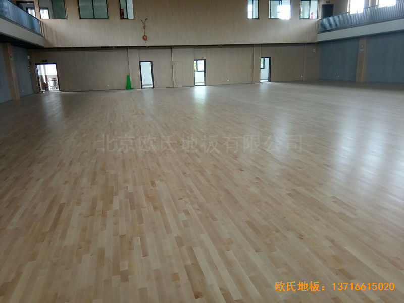 上海寶山區(qū)美蘭湖中學(xué)運(yùn)動館體育木地板施工案例5