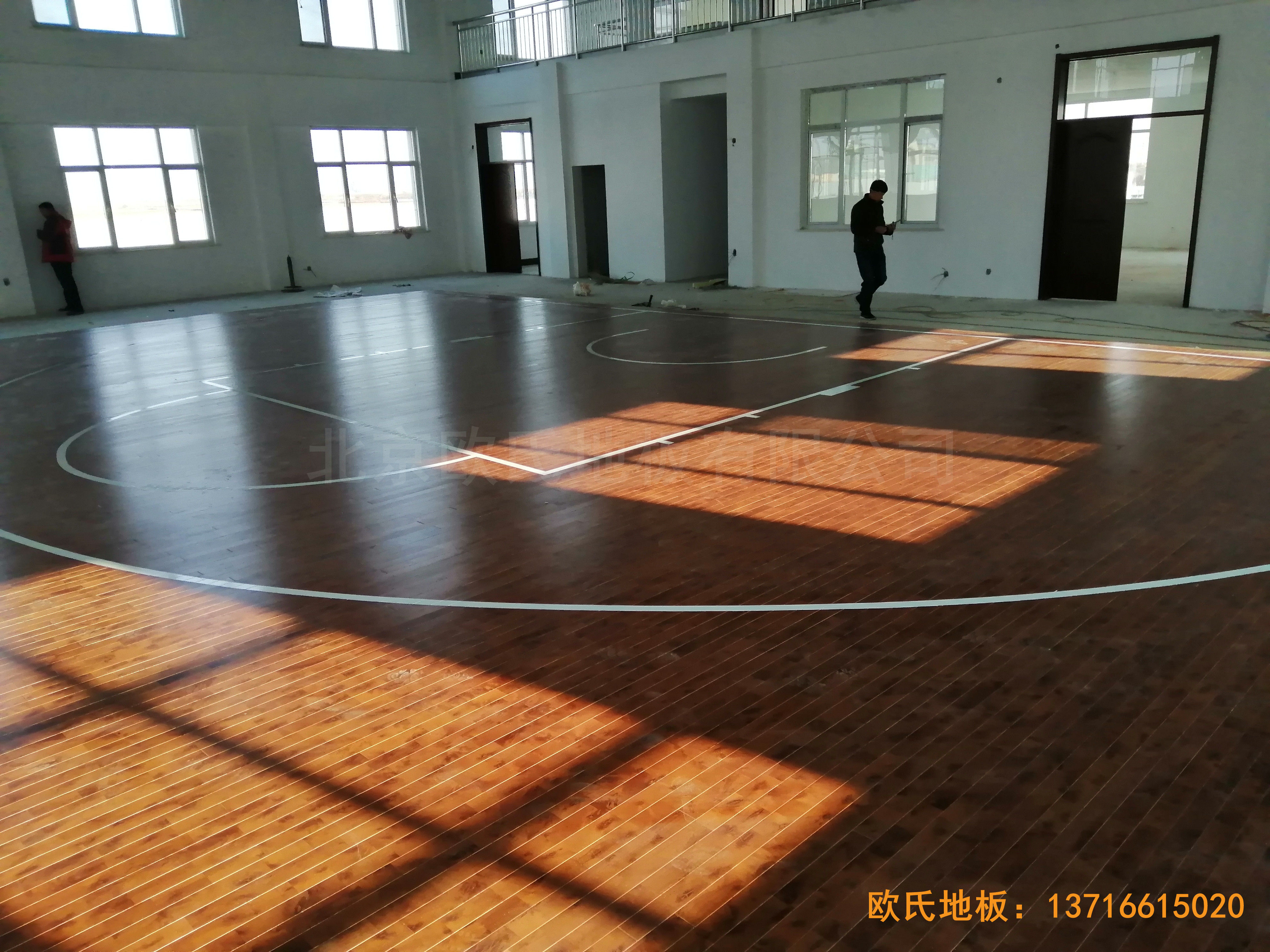 萊州銀海工業(yè)園消防特訓隊籃球館體育木地板施工案例5