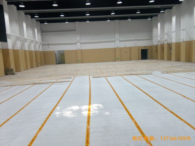 山東濟(jì)南歷下區(qū)燕山學(xué)校籃球館運(yùn)動(dòng)木地板施工案例2