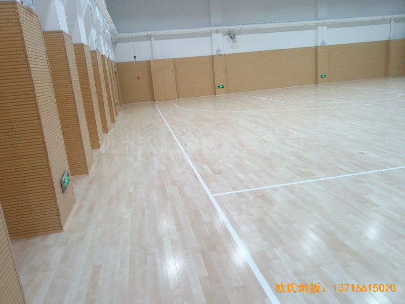 山東濟(jì)南歷下區(qū)燕山學(xué)校籃球館運(yùn)動(dòng)木地板施工案例3