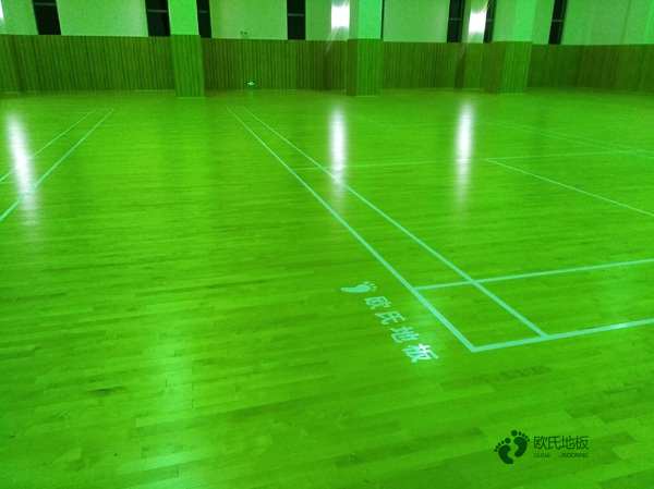大學(xué)運動體育木地板施工隊2